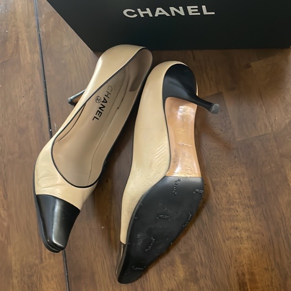CHANEL Black & Cream Cap-Toe Pumps – Size 40.5 - Picture 3 of 4